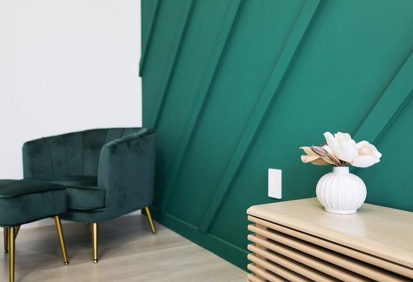 The Barn House By Avantstay Modern, Outdoor Living Area & Hot Tub