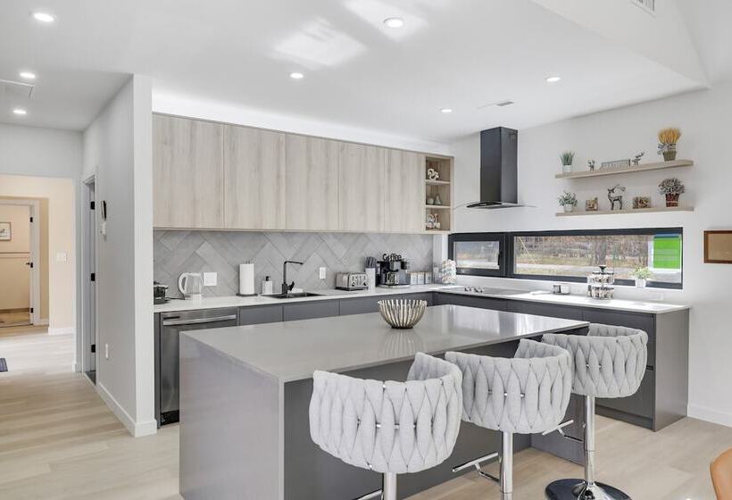 The Barn House By Avantstay Modern, Outdoor Living Area & Hot Tub