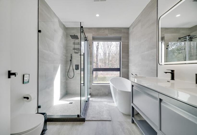 The Barn House By Avantstay Modern, Outdoor Living Area & Hot Tub