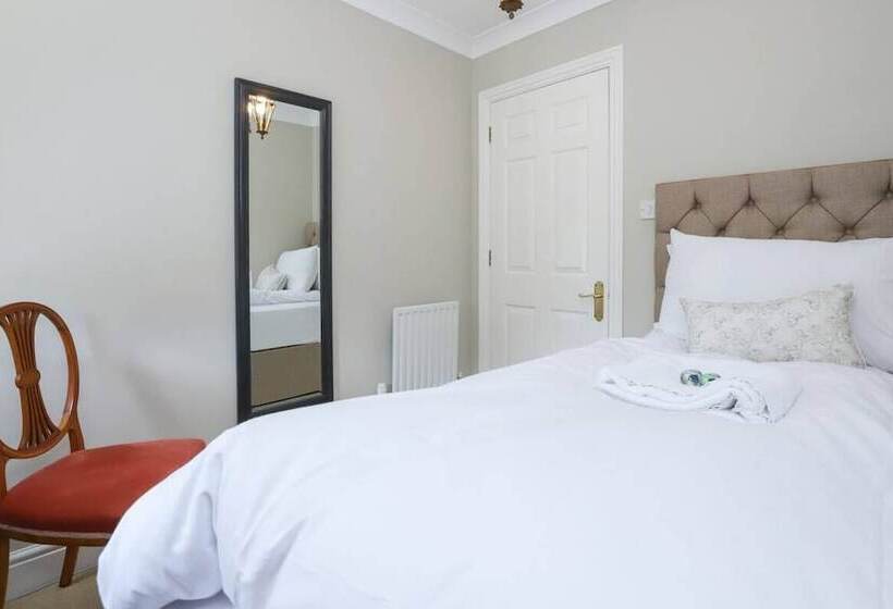 The Stow Secret Cottage   Breathtaking 5bdr Cottage With Parking + Garden