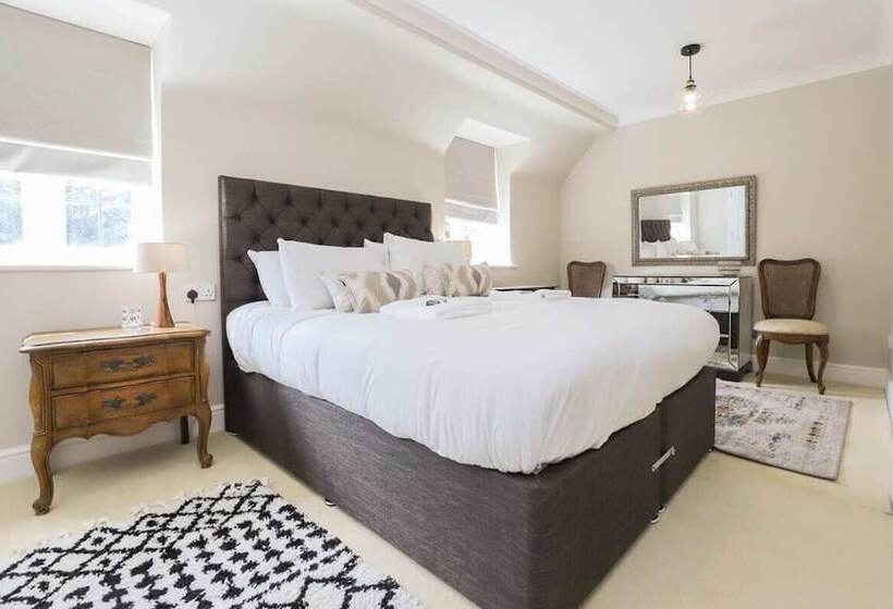 The Stow Secret Cottage   Breathtaking 5bdr Cottage With Parking + Garden