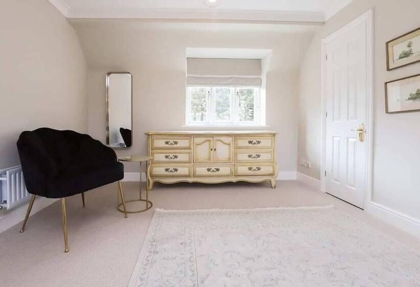 The Stow Secret Cottage   Breathtaking 5bdr Cottage With Parking + Garden