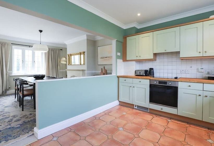 The Stow Secret Cottage   Breathtaking 5bdr Cottage With Parking + Garden