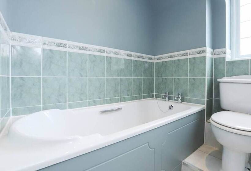 The Stow Secret Cottage   Breathtaking 5bdr Cottage With Parking + Garden