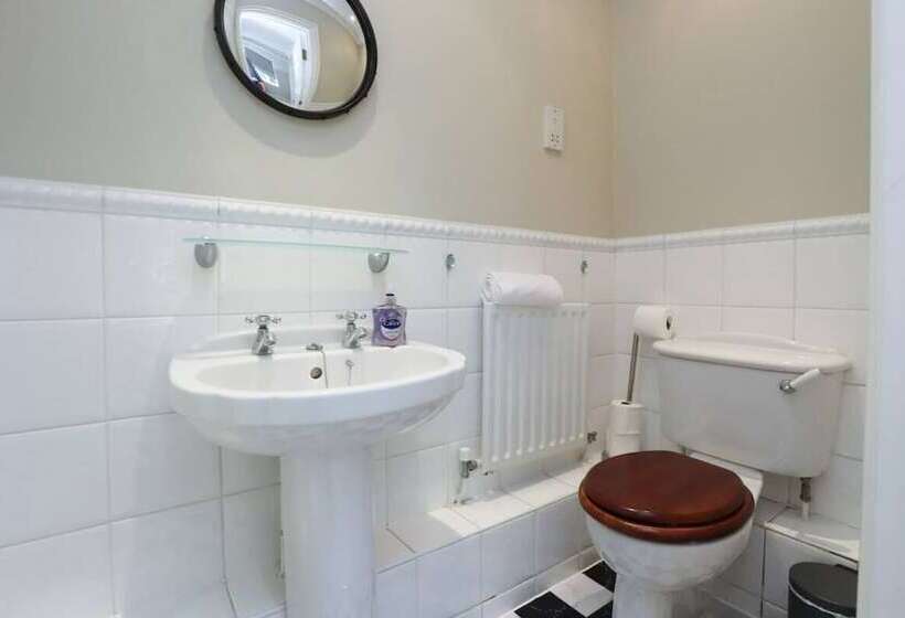 The Stow Secret Cottage   Breathtaking 5bdr Cottage With Parking + Garden