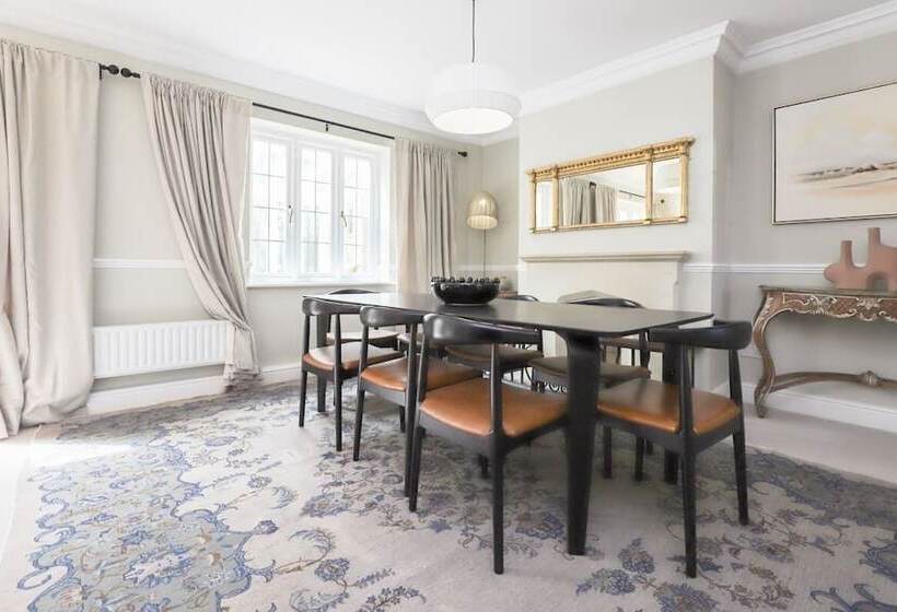 The Stow Secret Cottage   Breathtaking 5bdr Cottage With Parking + Garden