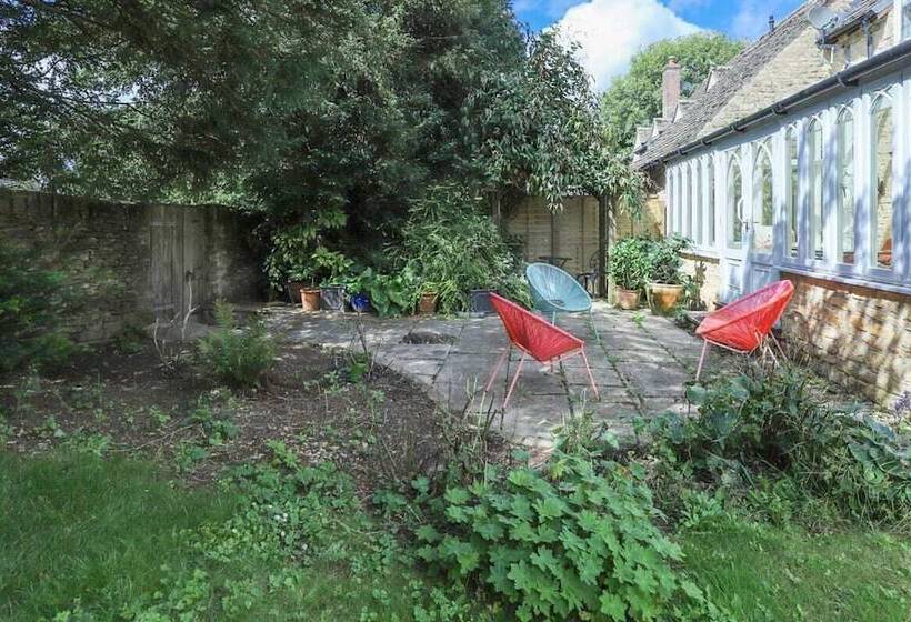 The Stow Secret Cottage   Breathtaking 5bdr Cottage With Parking + Garden