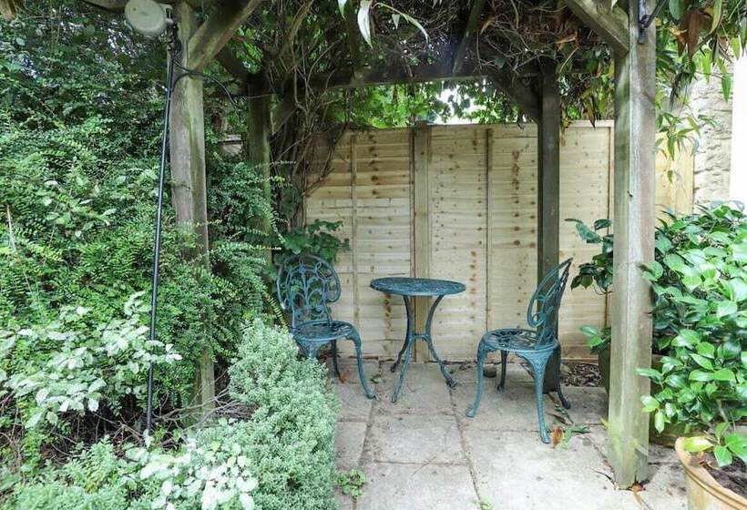 The Stow Secret Cottage   Breathtaking 5bdr Cottage With Parking + Garden