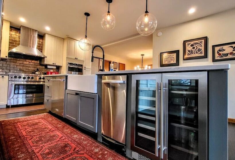 Waterside Haven By Avantstay Lakefront, Hot Tub, Game Room, Fire Pit