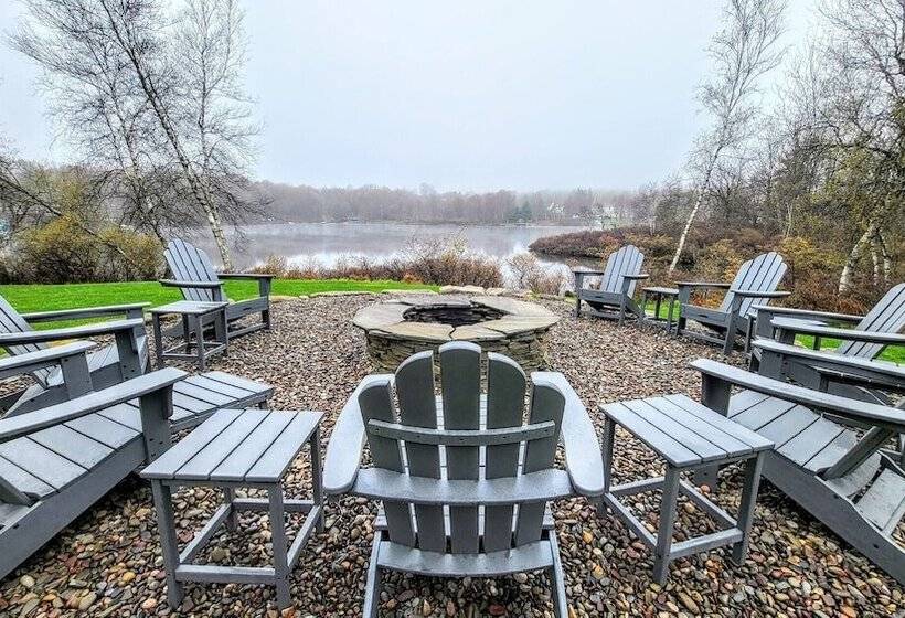 Waterside Haven By Avantstay Lakefront, Hot Tub, Game Room, Fire Pit