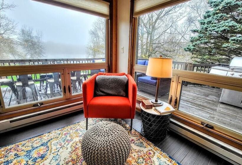 Waterside Haven By Avantstay Lakefront, Hot Tub, Game Room, Fire Pit