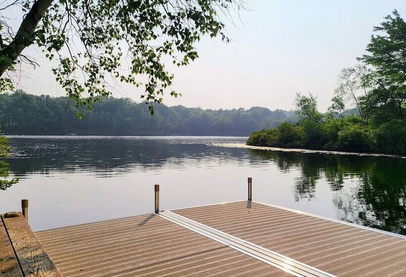 Waterside Haven By Avantstay Lakefront, Hot Tub, Game Room, Fire Pit