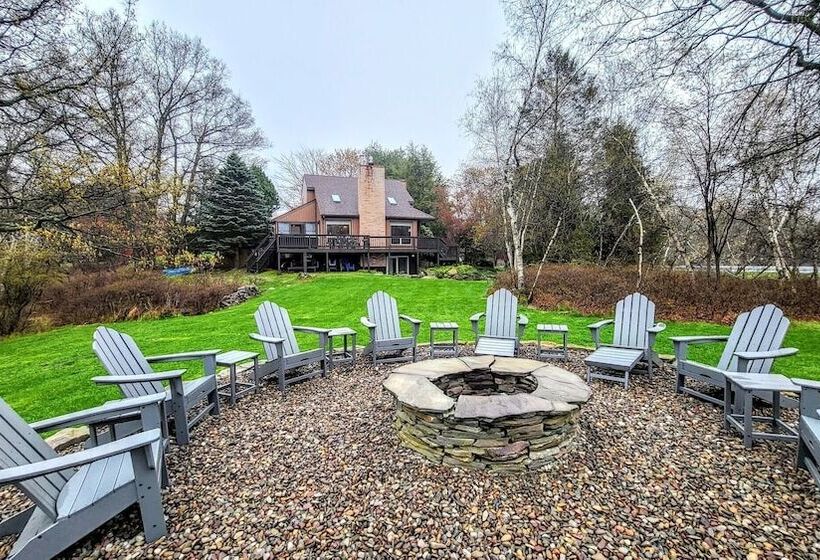 Waterside Haven By Avantstay Lakefront, Hot Tub, Game Room, Fire Pit