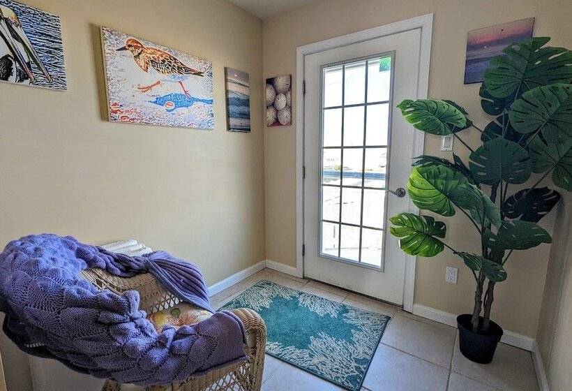 Waves N Wooder By Avantstay Swimspa + Game Room, Walk To Beach