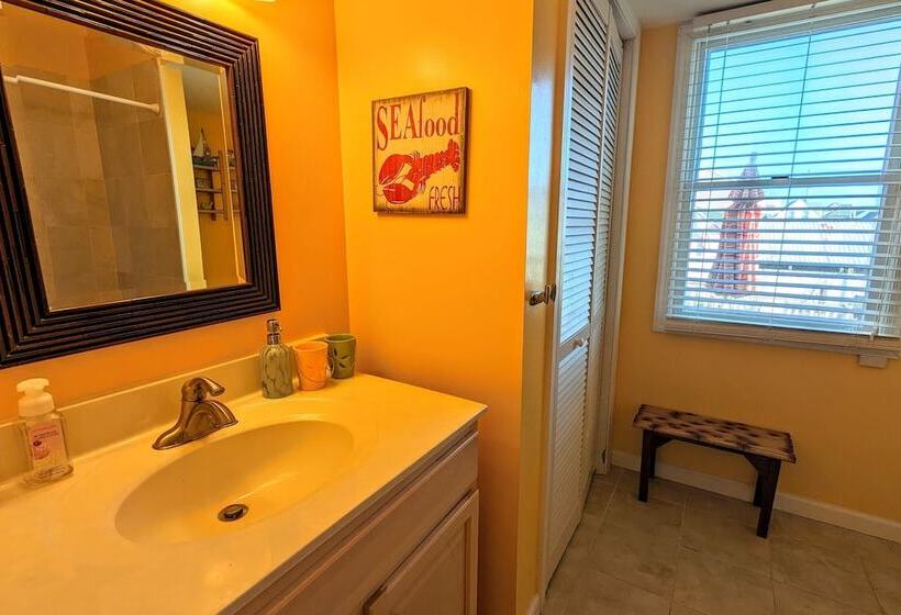 Waves N Wooder By Avantstay Swimspa + Game Room, Walk To Beach