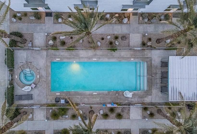 Zanjero By Avantstay Mins From Downtown Palm Springs Private Terrace, Shared Pool