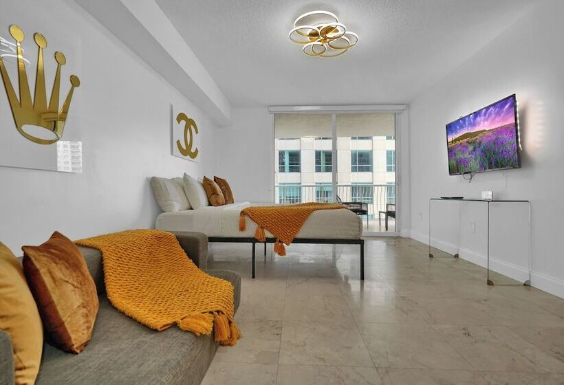 Zeus Sanctuary In Brickell Miami