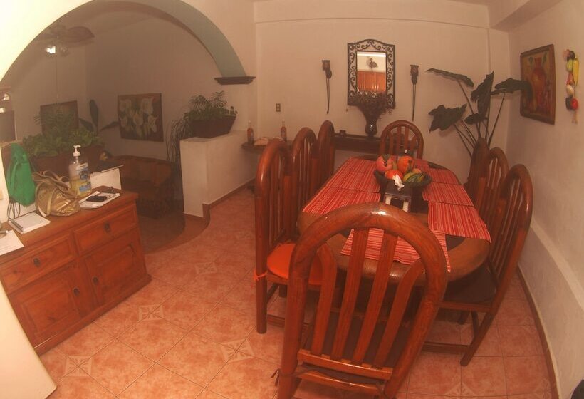 הוסטל Hostal Casa Blanca