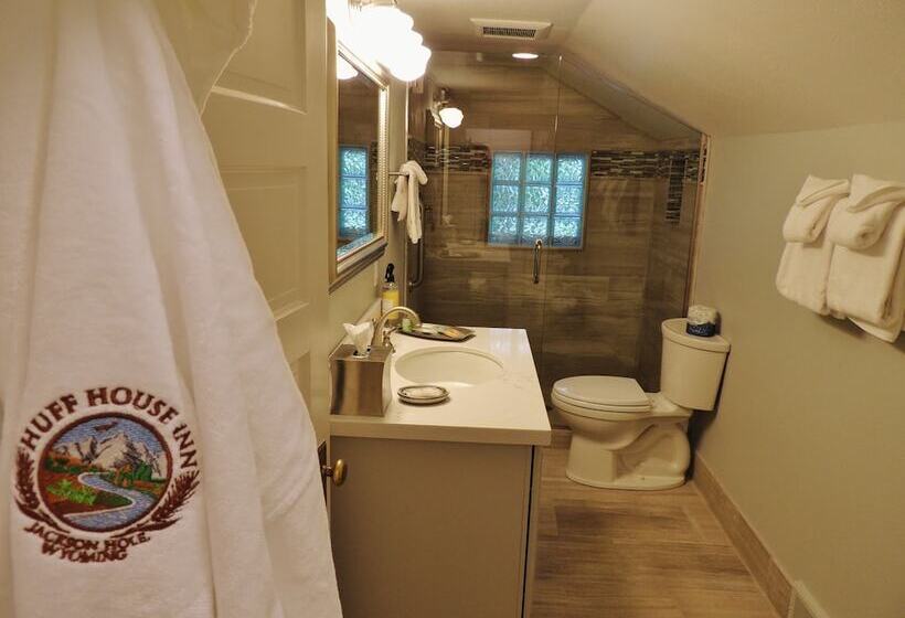 مبيت وإفطار Huff House Inn And Cabins