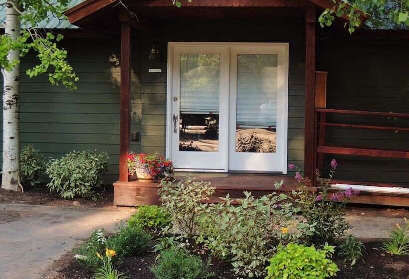 مبيت وإفطار Huff House Inn And Cabins