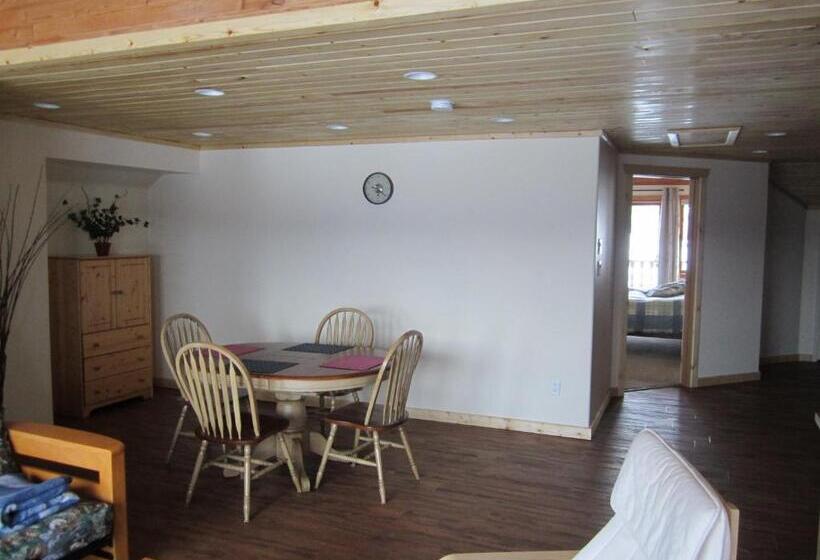 צימר Smithers Driftwood Lodge