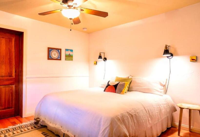 مبيت وإفطار The Loubird Inn