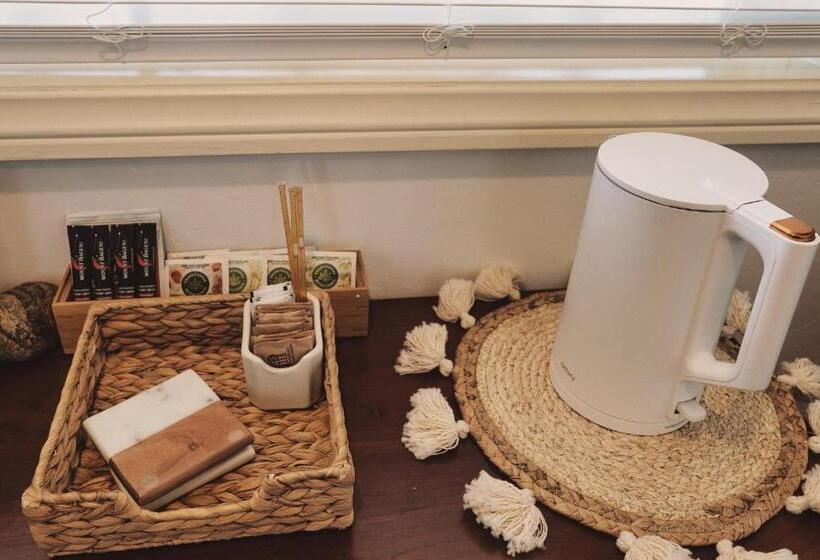 مبيت وإفطار The Loubird Inn