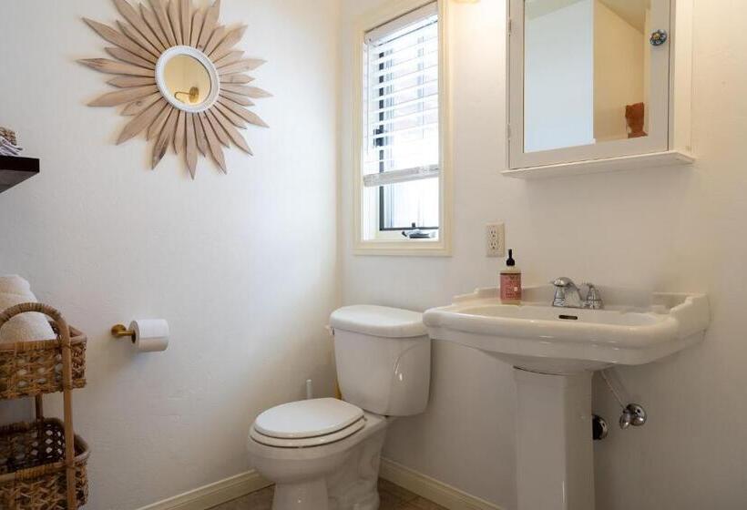 مبيت وإفطار The Loubird Inn