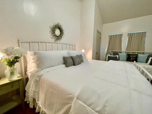 Bed and Breakfast The Rivery Retreat, Choose From Luxury Guesthouse Cabin Or Suite In Lake Austin Hill Country