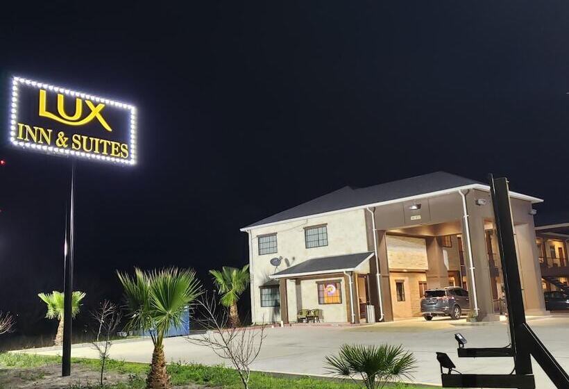 فندق Lux Inn And Suites