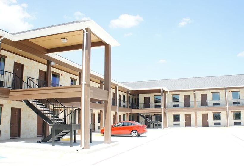 فندق Lux Inn And Suites