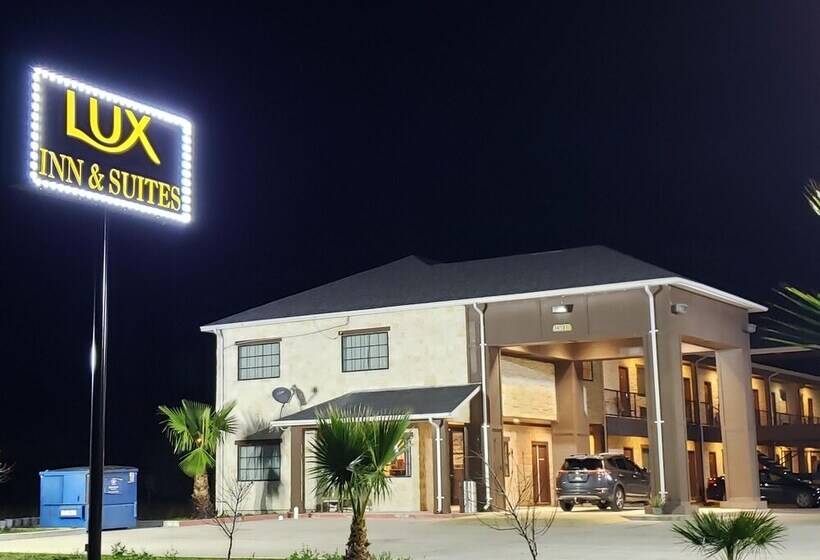 فندق Lux Inn And Suites