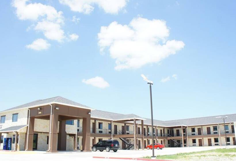 فندق Lux Inn And Suites