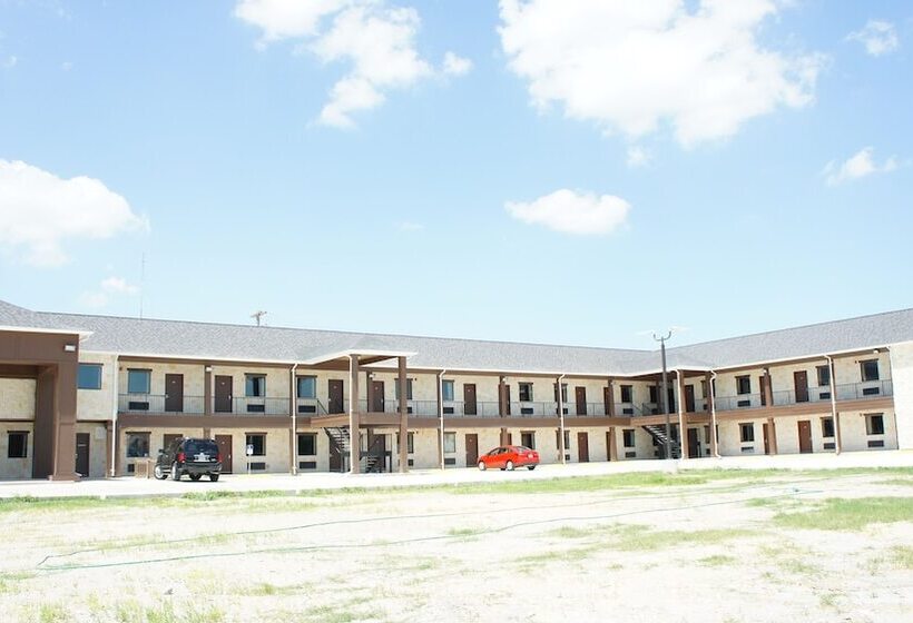 فندق Lux Inn And Suites