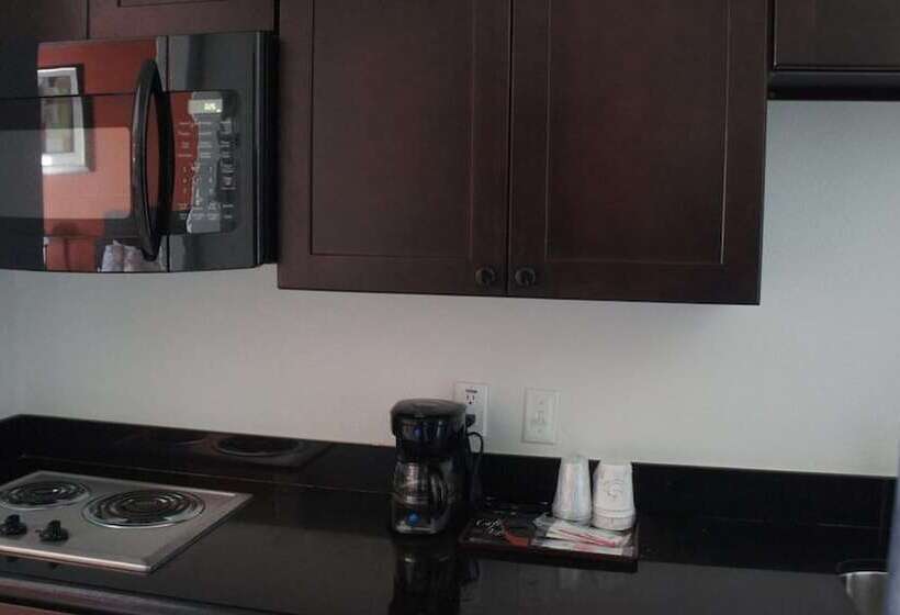 فندق Lux Inn And Suites