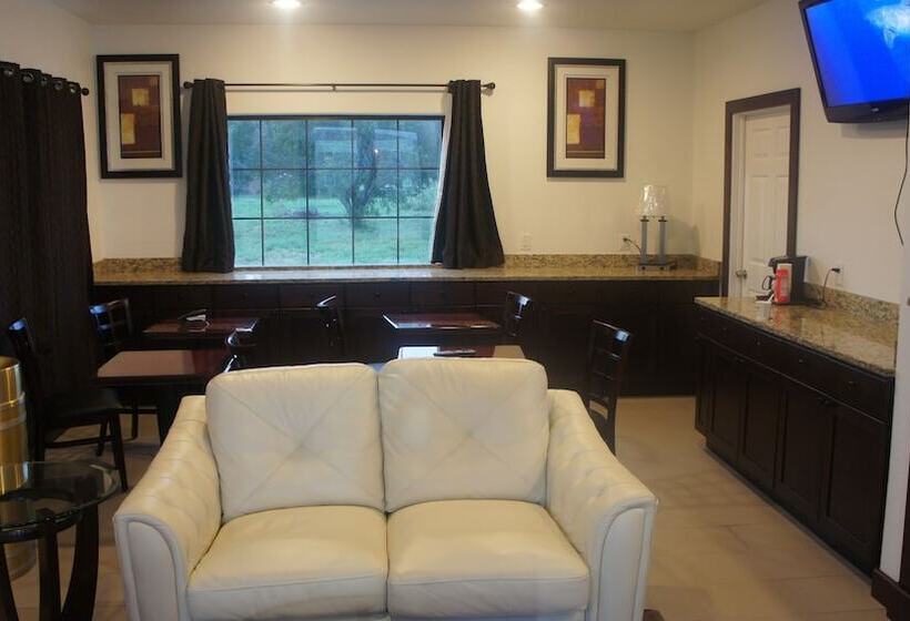 فندق Lux Inn And Suites