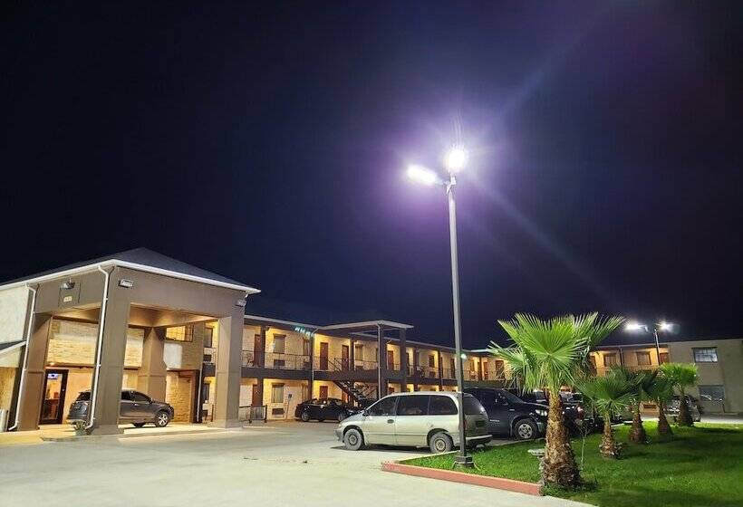 فندق Lux Inn And Suites