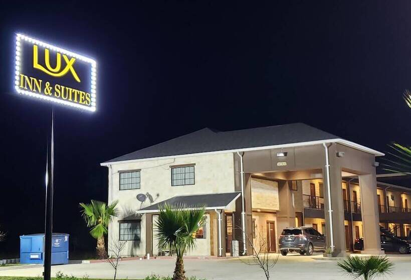 فندق Lux Inn And Suites