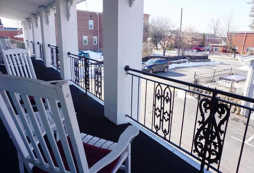 Отель Stay Saratoga