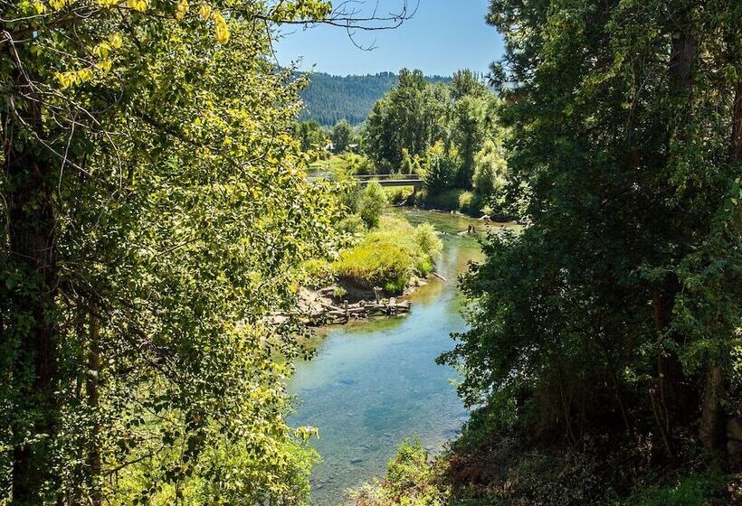 호텔 Storybook Riverside Inn