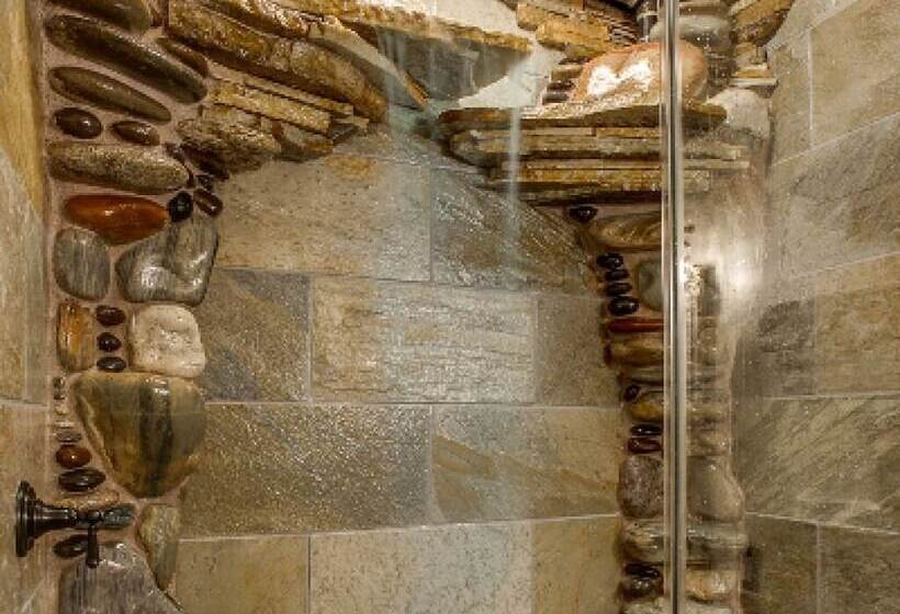 호텔 Storybook Riverside Inn