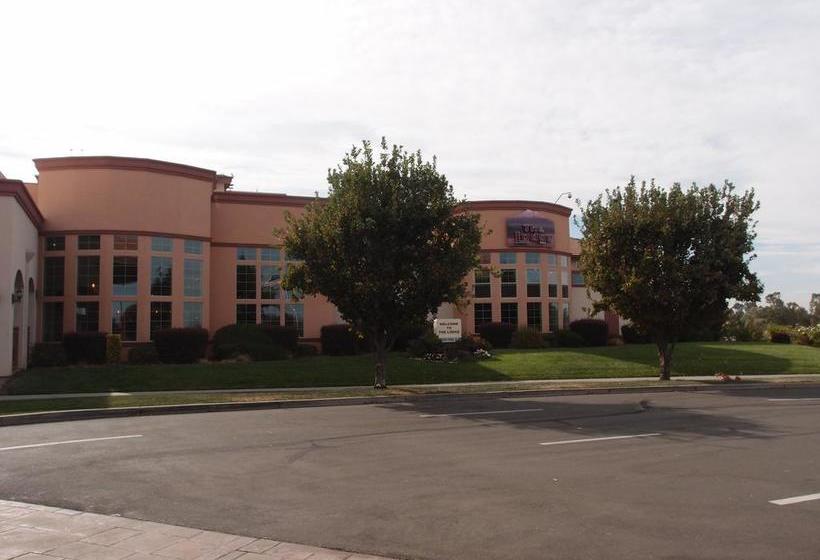 בית מלון כפרי The Inn At Rolling Hills Casino & Resort