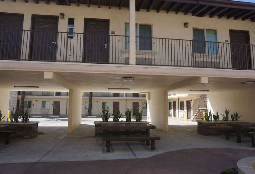 فندق Tuscan Garden Inn