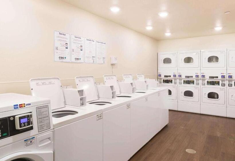 ホテル Woodspring Suites Lafayette