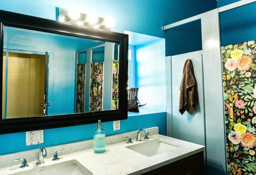 Ith Los Angeles Beach Hostel