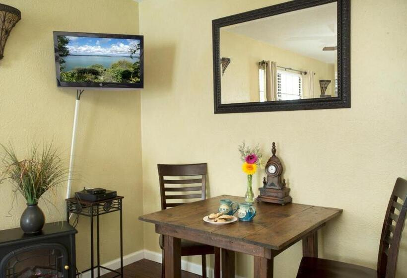 Lakehouse Bed And Breakfast