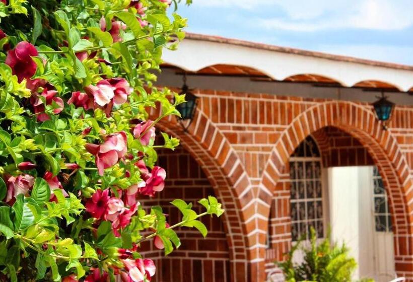 Mama Chuy Hotel & Villas