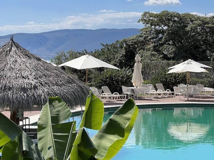 Mama Chuy Hotel & Villas