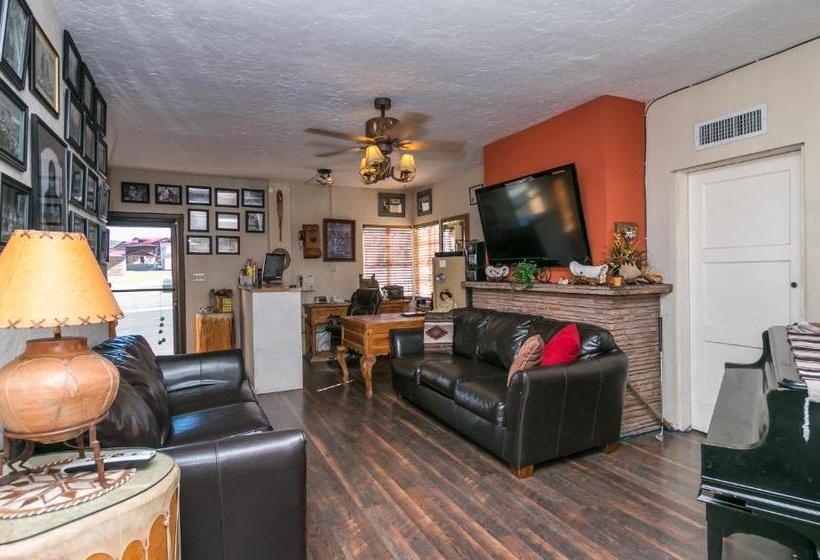 فندق على الطريق Apache Lodge