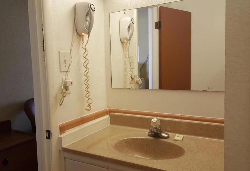 فندق على الطريق Choice Inn